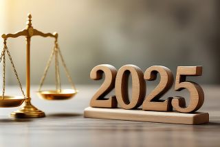 Foto: Justiz-Waage und Jahreszahl 2025