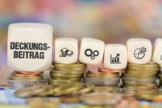 Foto: Würfel mit der Aufschrift Deckungsbeitrag