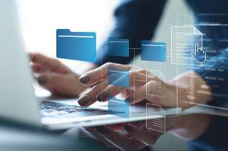 Foto: Laptop und digitale Akten