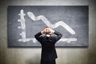 Foto: Person steht vor Tafel