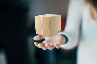 Foto: Hand mit kleinem Paket