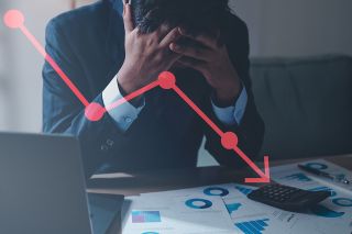 Foto: Diagramm mit rotem Abwärtspfeil